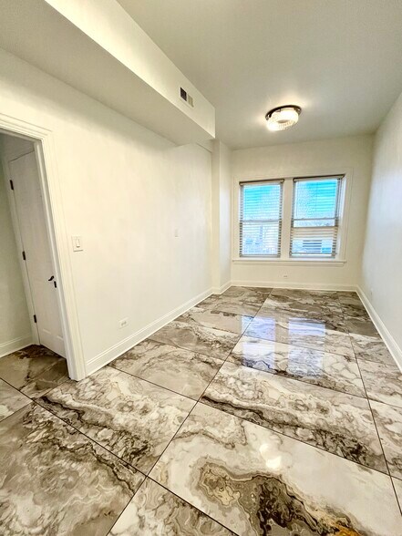 Building Photo - 6712 N Clark St