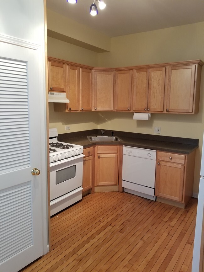 Building Photo - 1746 W Nelson St