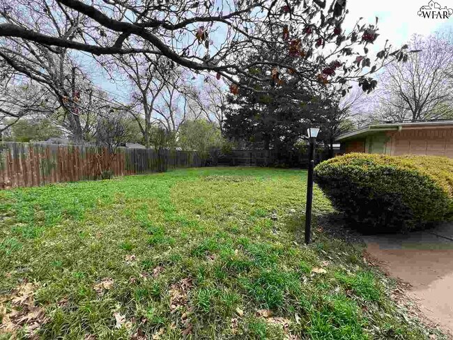 Building Photo - 2406 Hampstead Ln