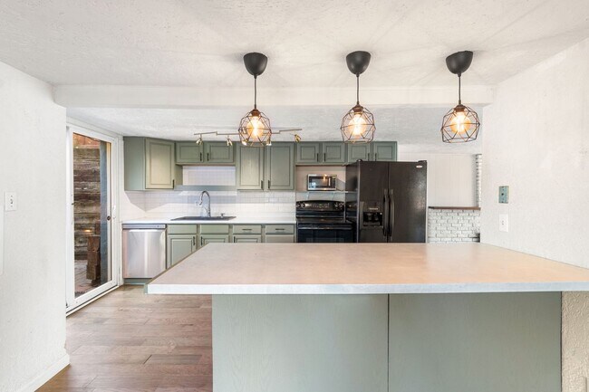 Building Photo - 135 S Path