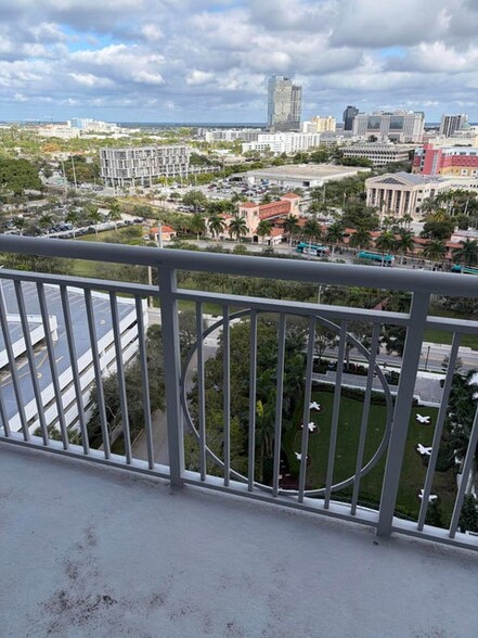 Building Photo - 300 S Australian Ave