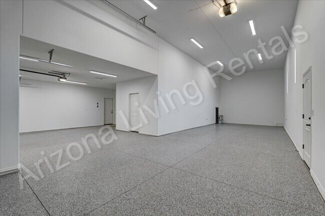 Building Photo - RV GARAGE HOME
