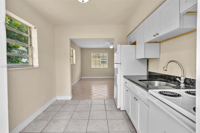 Building Photo - 2751 NW 14th Ct