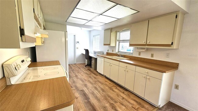Building Photo - 6462 Mechler St