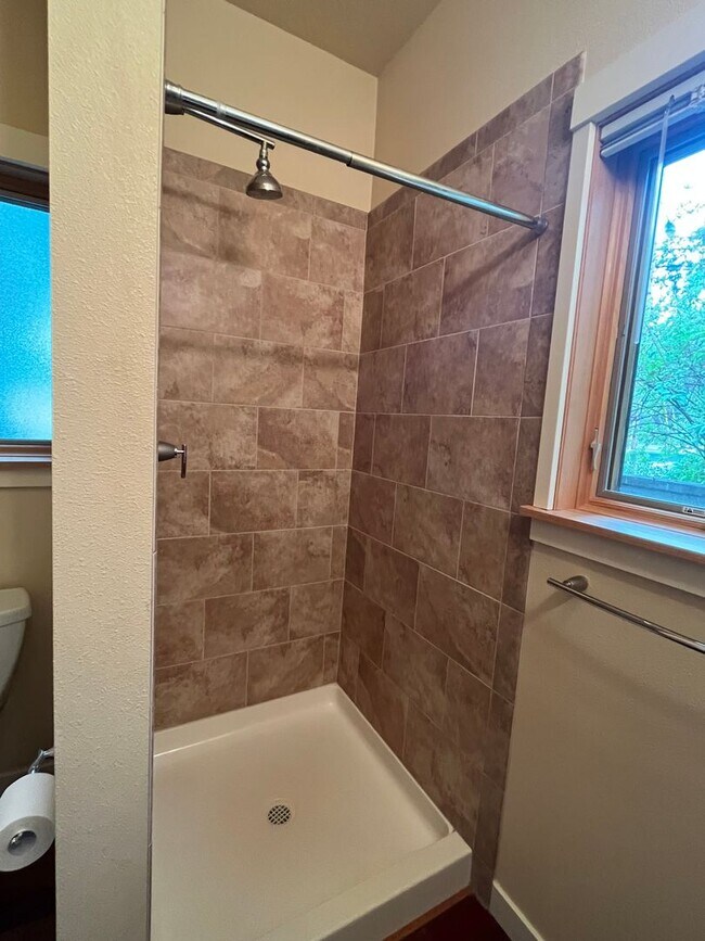 Building Photo - 3-Bedroom Condo in Cal Young