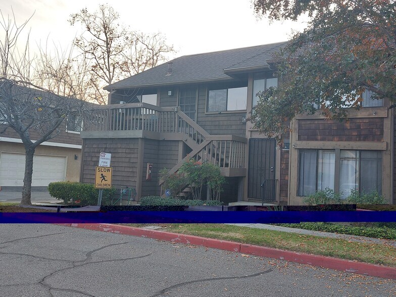 Building Photo - 927 S Downey Pl