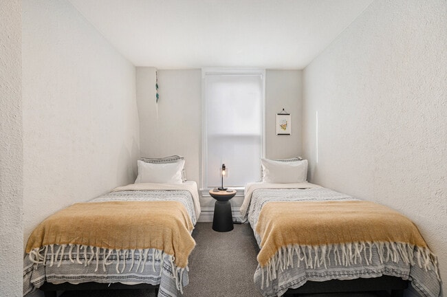 Building Photo - 832 26th St