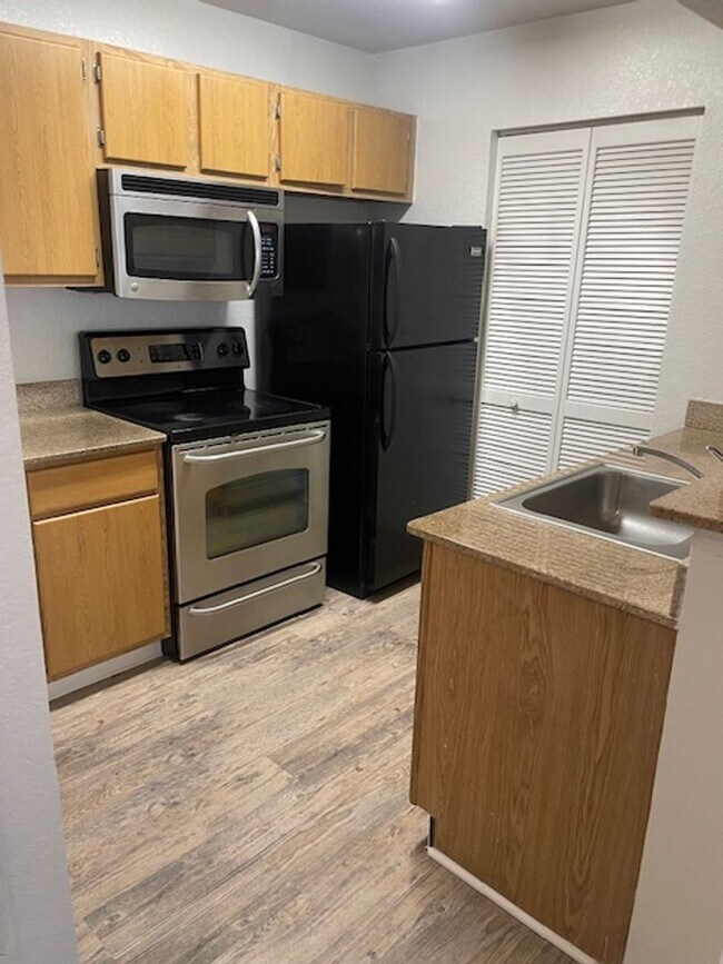 Building Photo - Lexington Place - 0515
