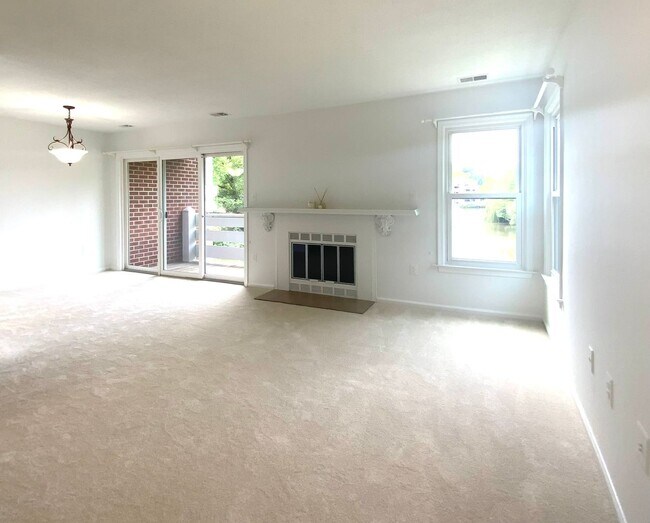 Building Photo - 7594 Lakeside Village Dr