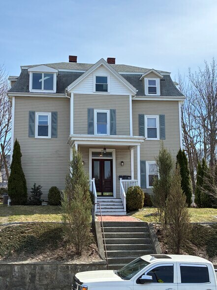 Building Photo - 77 King St