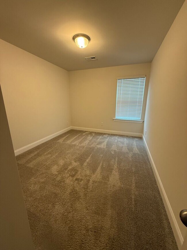 Building Photo - HALF OFF FIRST MONTH RENT!! Three Bedroom ...