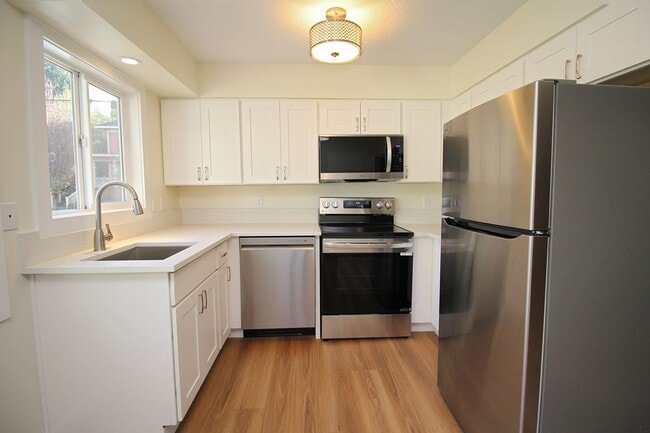 Building Photo - 1865-1865 SE Oak St