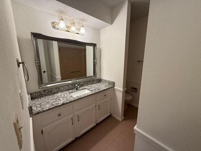Building Photo - 3 Bedroom Duplex: One bed Downstairs, 2 large bedrooms upstairs