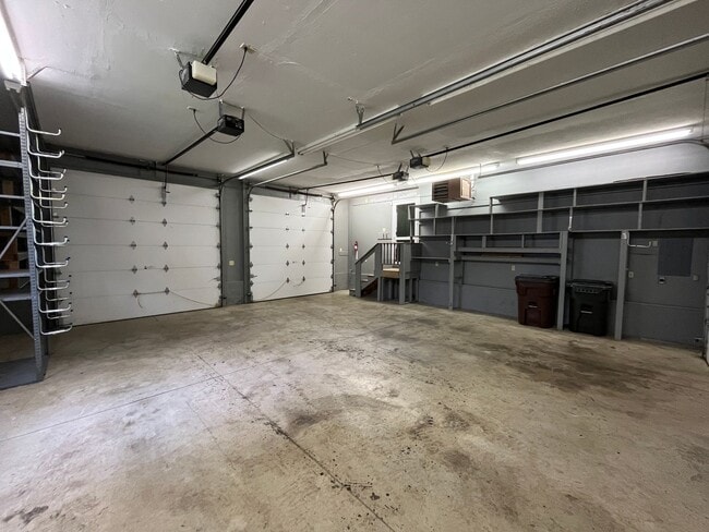 Building Photo - **RIVERFRONT 4-BEDROOM/2-BATH WITH 4-CAR GARAGE, FULL BASEMENT!!**