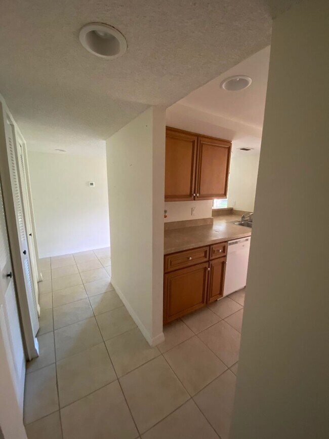 Building Photo - 2BD/2BA Condo