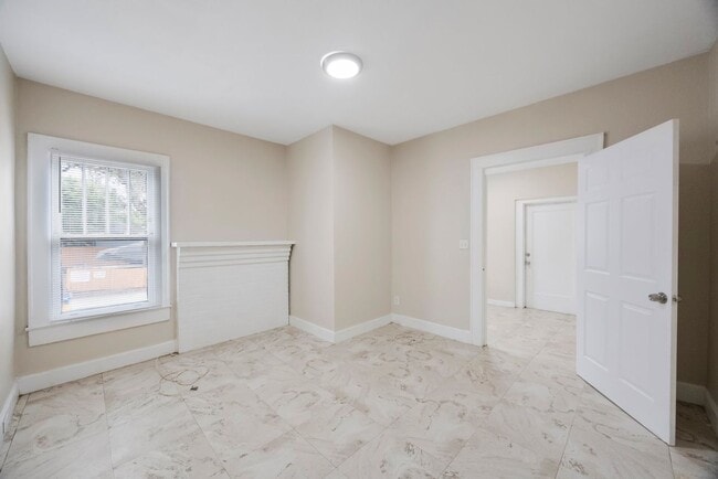 Building Photo - Large 3bdrm/1bath/+ bonus room ***Section ...