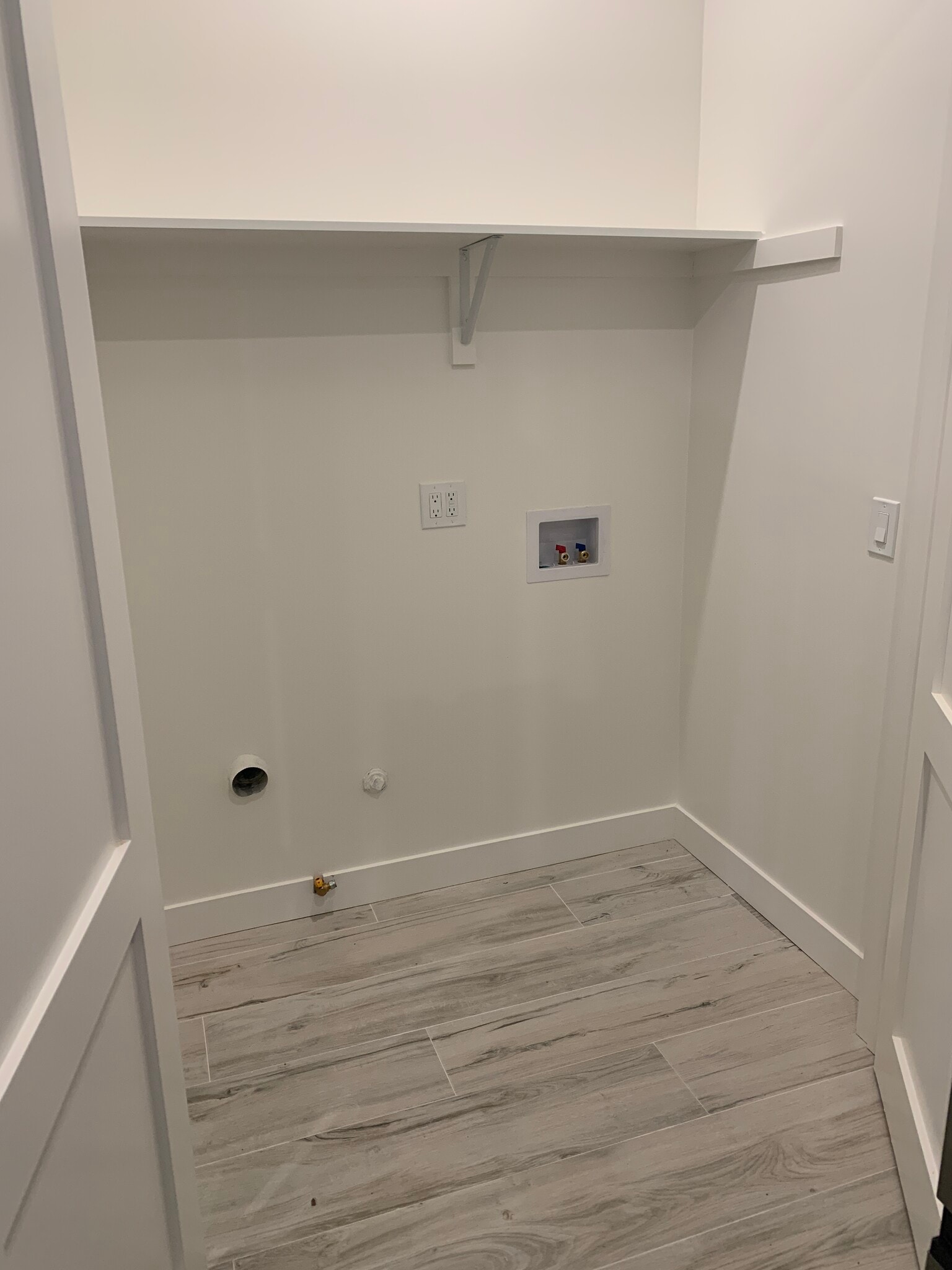 Washer/dryer hookups ready - 20344 Lorne St