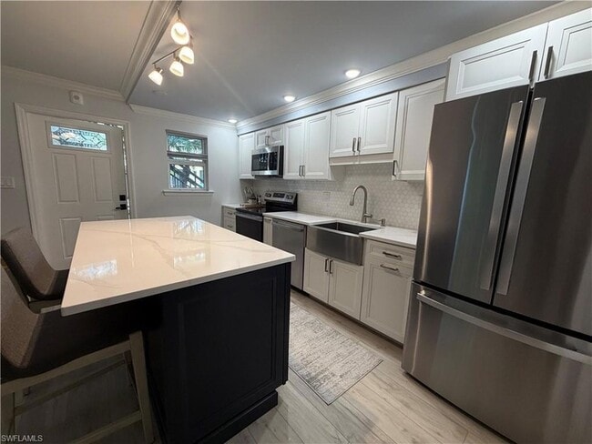 Building Photo - 960 7th St S