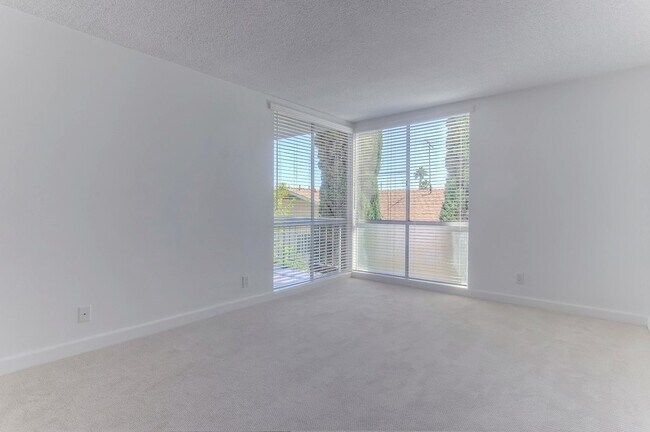 1+1 (Layout A) - 125 N Barrington Ave