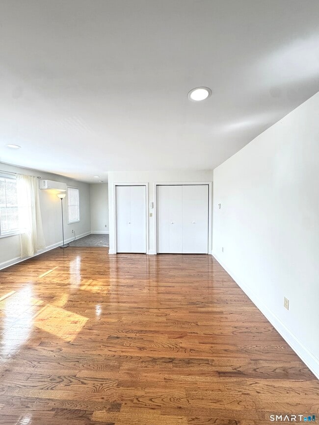Building Photo - 93 New Canaan Ave