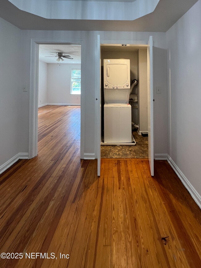 Building Photo - 2575 Myra St