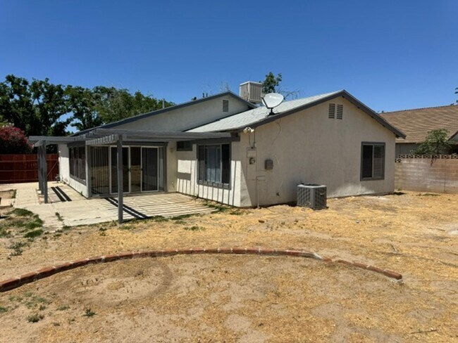 Building Photo - Gorgeous Remodeled 3+2 - $2600