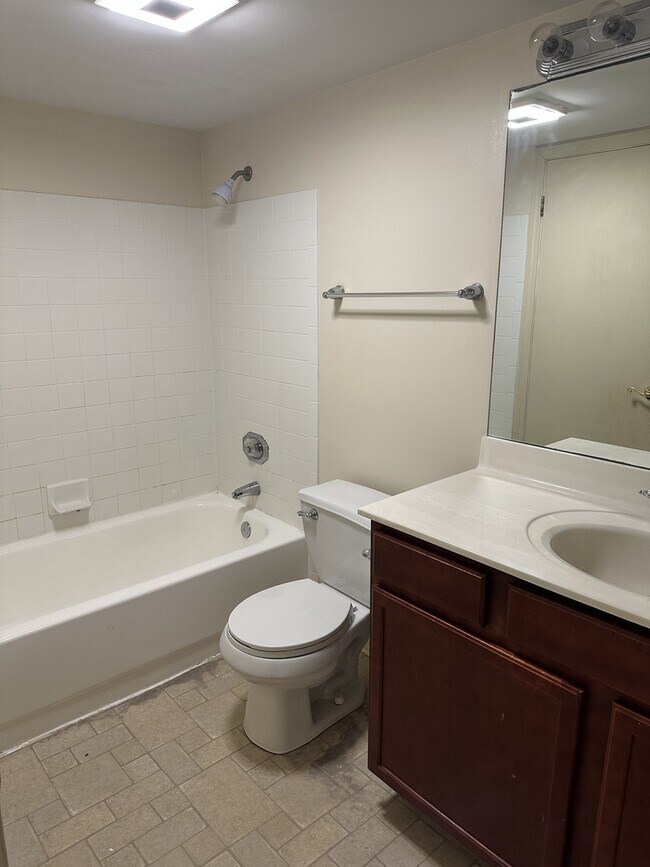 Building Photo - 214 Glengarry Dr