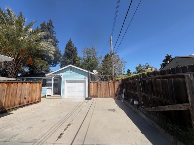 Building Photo - 715 Schafer Rd