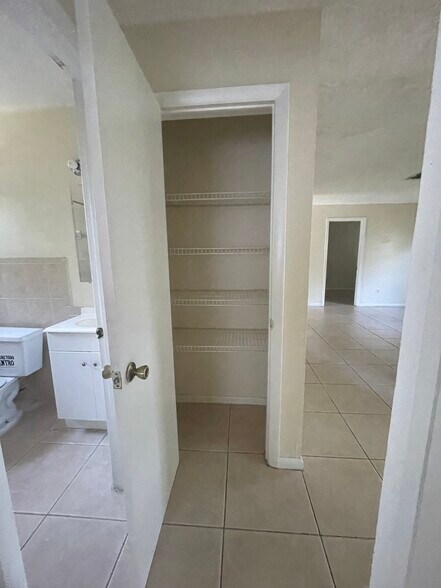 Building Photo - 1639 Barbarie Ln
