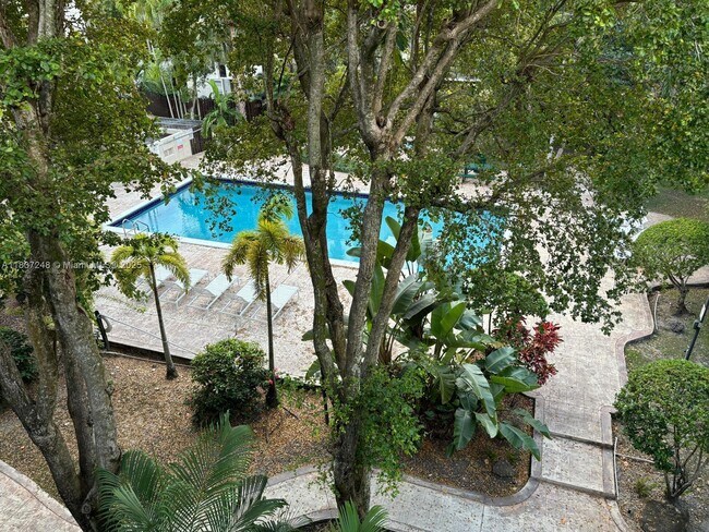 Building Photo - 6884 N Kendall Dr