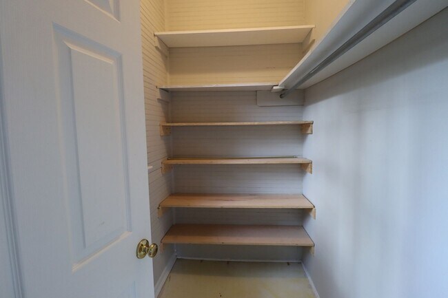 Building Photo - 1 Bedroom, 1 Bathroom Cottage in Heathwood - Available Now!