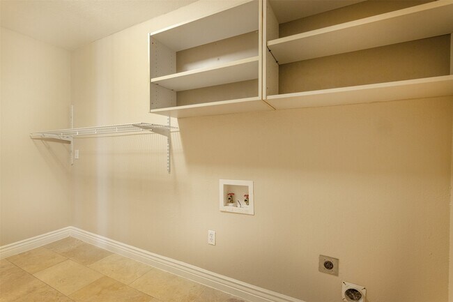 Building Photo - 2098 Harland Dr