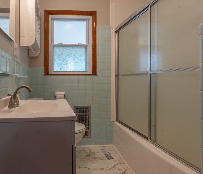 Building Photo - 2 bed and 1.5bath house with office space ...