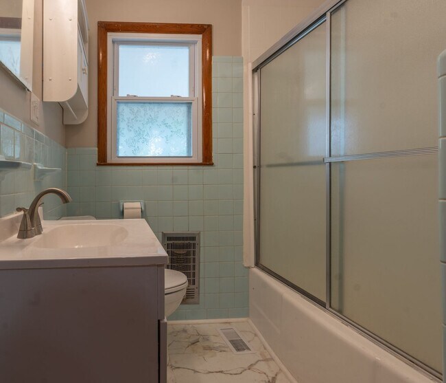 Building Photo - 2+ bedrooms and 1.5bath house with office ...