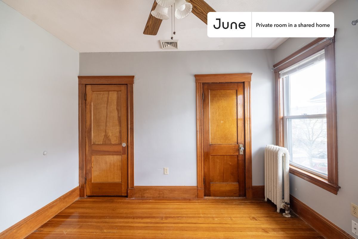 Building Photo - Private bedroom in 5 bed/2 bath Home
