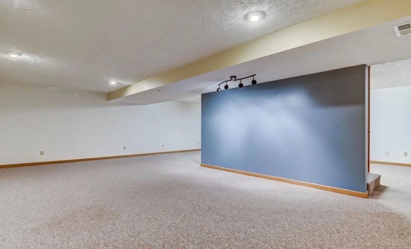 Building Photo - 3120 Kensington Dr