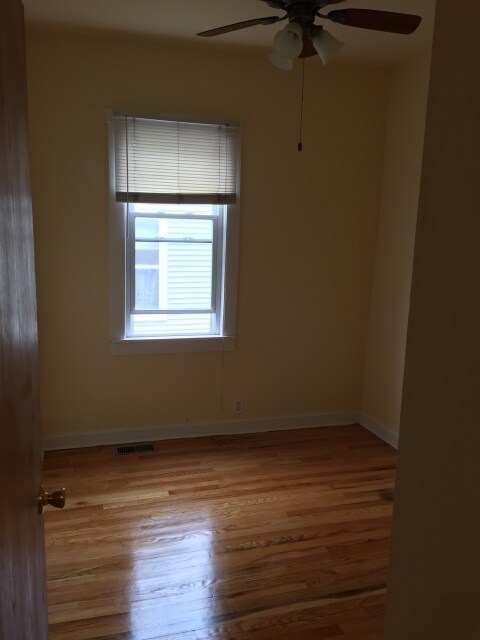 Building Photo - 1463 W Montrose Ave