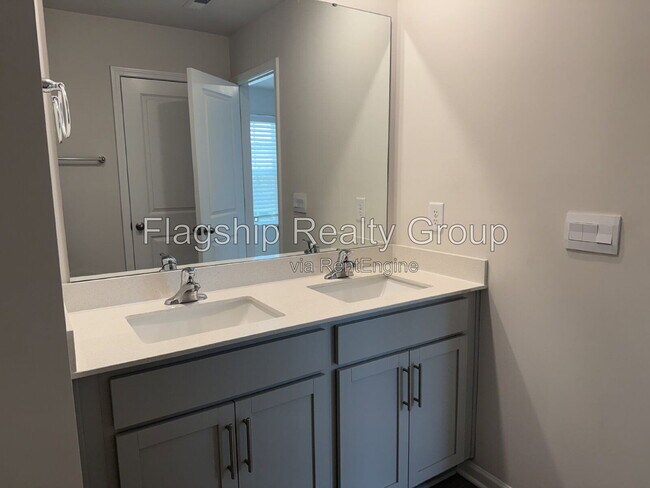Building Photo - 4109 Laurel Rdg Dr
