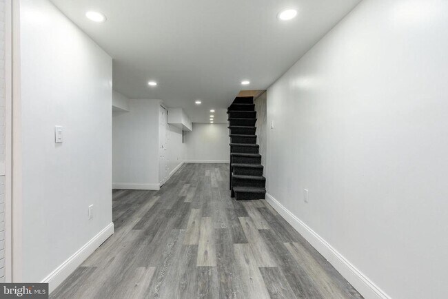 Building Photo - 2102 S Opal St