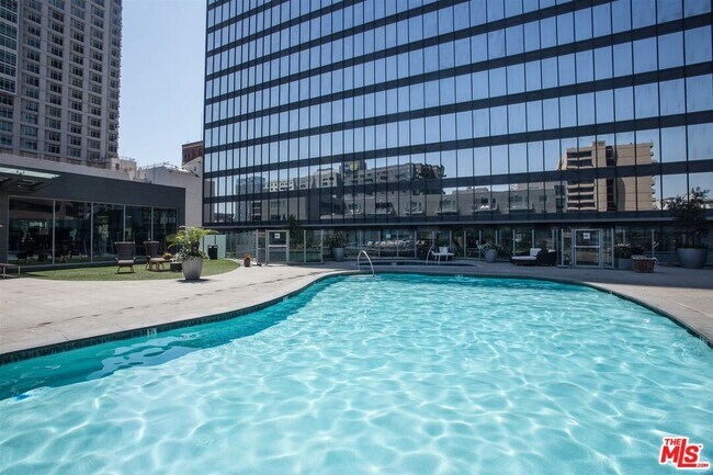 Building Photo - 901 Flower St