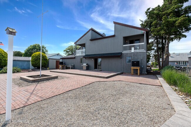 Building Photo - 813 Cable Dr