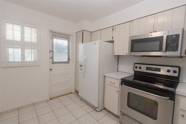 Building Photo - 441 NE 195th St