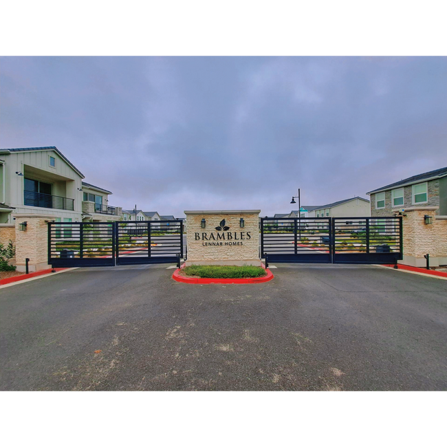 Building Photo - Fresno 3BR Pet-Friendly Townhouse with Community Amenities!