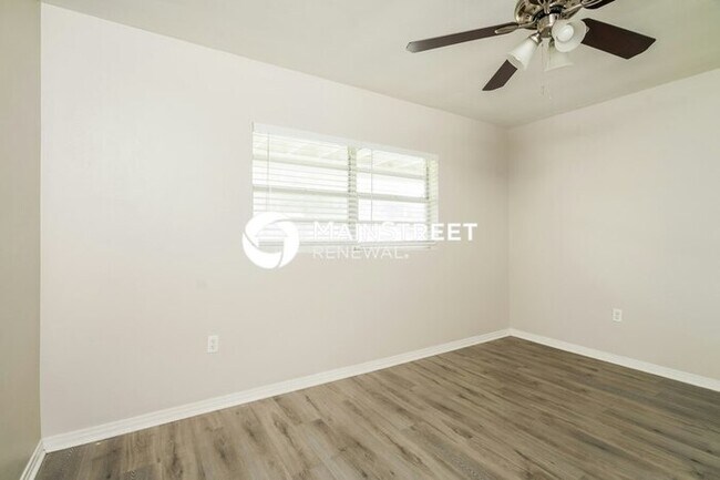 Building Photo - 4 Bedroom Pet-Friendly Home in ORLANDO, FL with Main Street Renewal