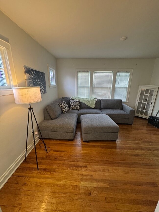 Building Photo - 3 bedroom/ 1.5 bath house Furnished