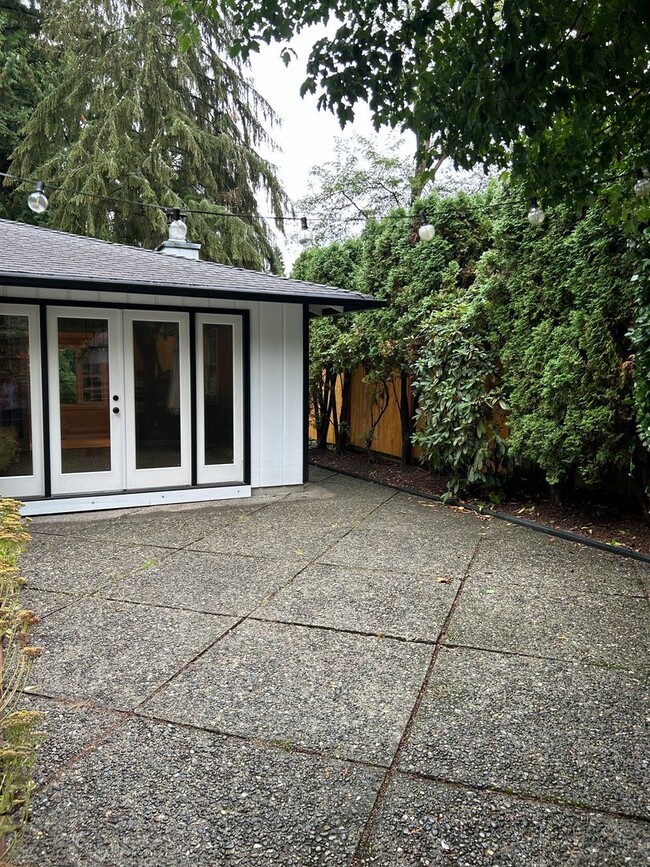 Building Photo - Rosehill/Redmond 3 Bedroom Plus Den Ramble...