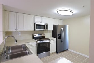 Building Photo - 520 SE 5 Ave