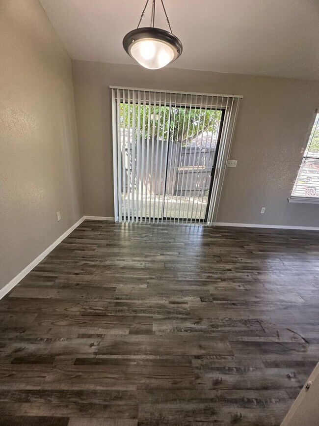 Building Photo - Spacious and Affordable Townhome 2beds 2 baths