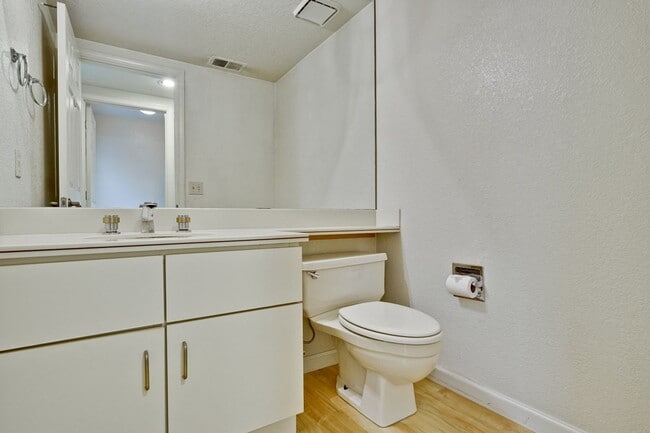 Building Photo - Lovely and spacious 3BR 2.5BA townhouse in...