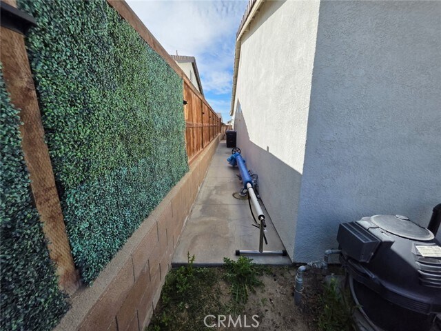 Building Photo - 15895 Green Acres Ct